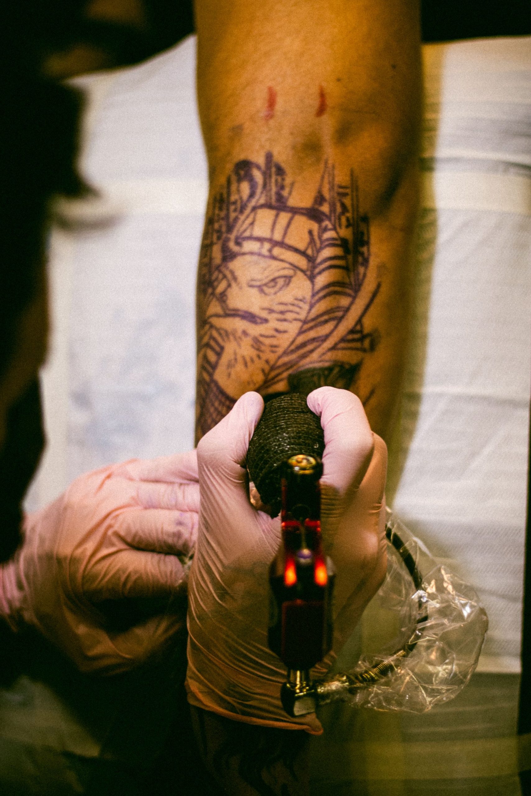 Macchinetta a penna con grip barrierato durante una sessione di tatuaggio